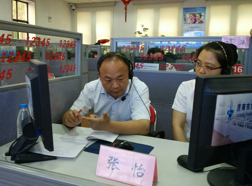 驻槐荫区市人大代表接听12345市民服务热线