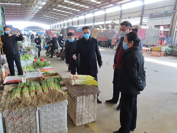市人大常委会副主任巩宪群暗访槐荫区市场、小区疫情防控工作和企业复工情况