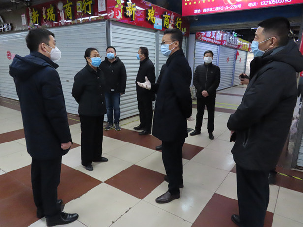 市人大常委会副主任巩宪群带队调研企业、村居、商场复工复产和疫情防控情况