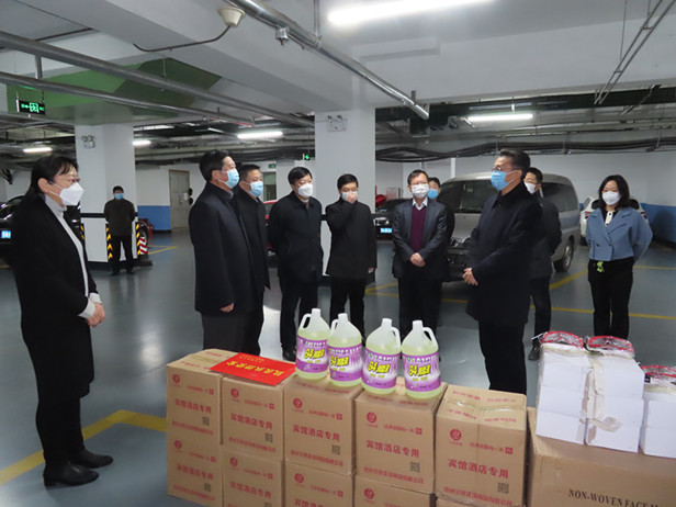 区人大常委会主任孟宪伟带队慰问济南华联商厦集团股份有限公司