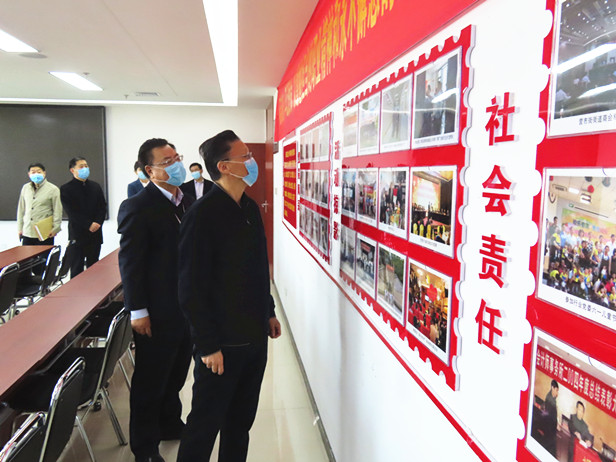 区人大常委会主任孟宪伟带队为在疫情防控工作中表现突出的人大代表频发证书