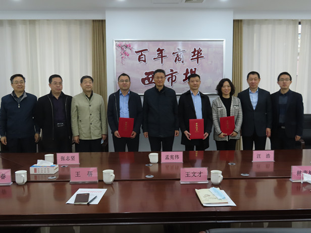 区人大常委会主任孟宪伟带队为在疫情防控工作中表现突出的人大代表频发证书