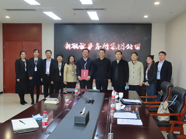 区人大常委会主任孟宪伟带队为在疫情防控工作中表现突出的人大代表频发证书