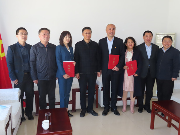 区人大常委会主任孟宪伟带队为在疫情防控工作中表现突出的人大代表频发证书