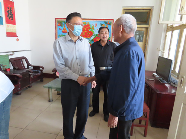 区人大常委会主任孟宪伟走访慰问贫困户
