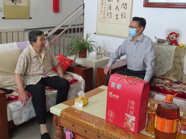 区人大常委会主任孟宪伟走访慰问贫困户