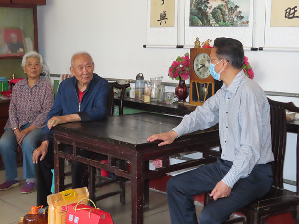 区人大常委会主任孟宪伟走访慰问贫困户