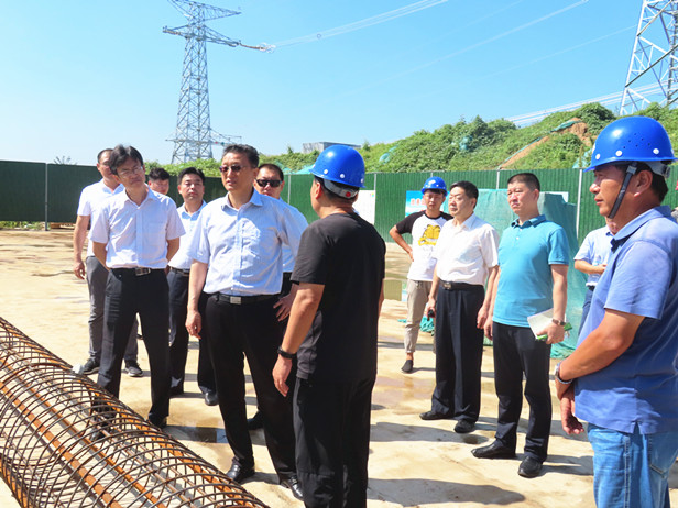 区人大常委会党组书记、主任孟宪伟一行到腊山街道督导创城及大气污染防治工作