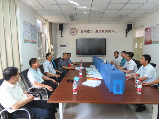 区人大常委会党组书记、主任孟宪伟一行到腊山街道督导创城及大气污染防治工作