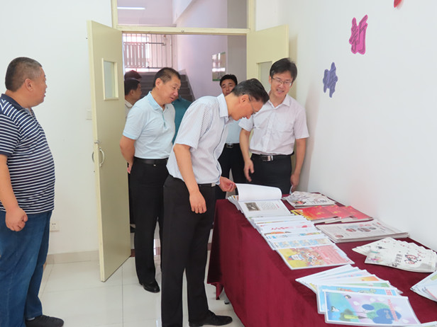 区人大常委会党组书记、主任孟宪伟一行到腊山街道督导创城及大气污染防治工作