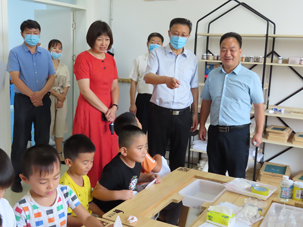 孟宪伟主任走访慰问槐荫御峰幼儿园