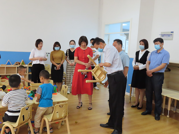 孟宪伟主任走访慰问槐荫御峰幼儿园