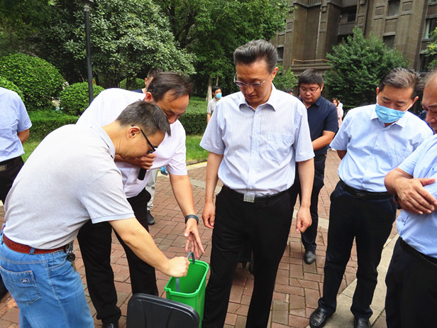 区人大常委会视察垃圾分类工作