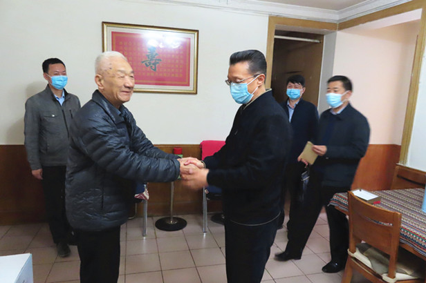 区人大常委会主任孟宪伟走访慰问抗美援朝70周年战士