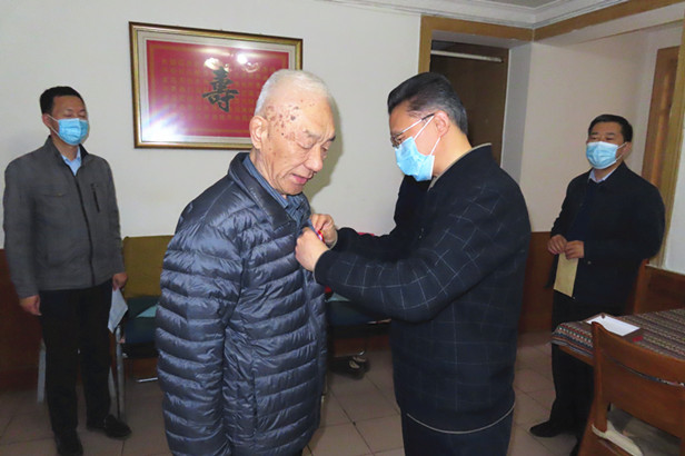 区人大常委会主任孟宪伟走访慰问抗美援朝70周年战士
