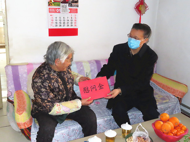 区人大常委会主任孟宪伟走访慰问困难老党员