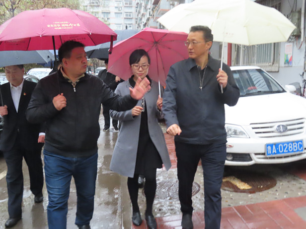 孟宪伟主任带队暗访社区和项目工地安全防范工作落实情况