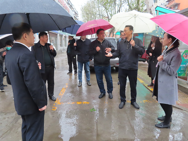 孟宪伟主任带队暗访社区和项目工地安全防范工作落实情况