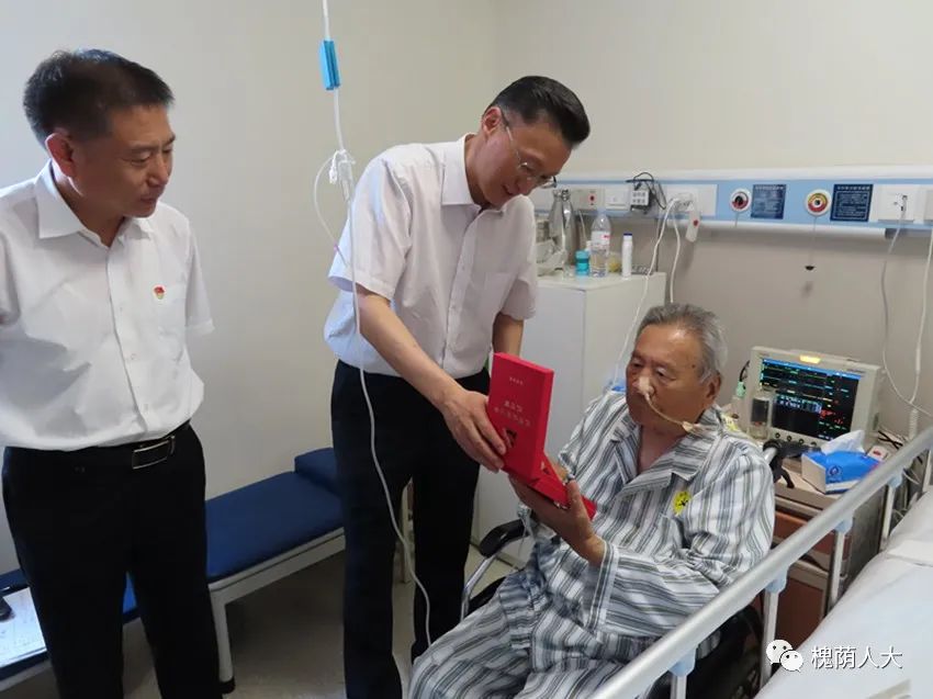 孟宪伟走访慰问获得“光荣在党50年”纪念章的老党员
