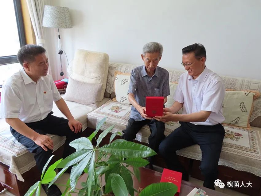 孟宪伟走访慰问获得“光荣在党50年”纪念章的老党员