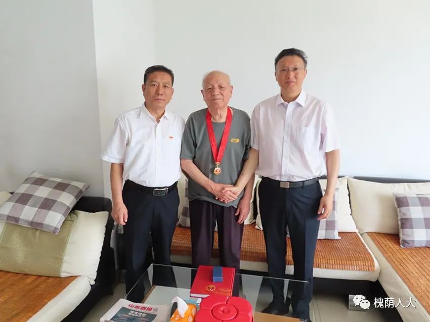 孟宪伟走访慰问获得“光荣在党50年”纪念章的老党员