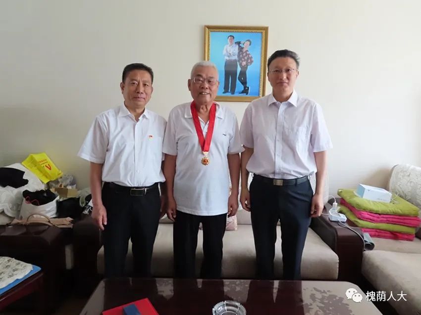 孟宪伟走访慰问获得“光荣在党50年”纪念章的老党员