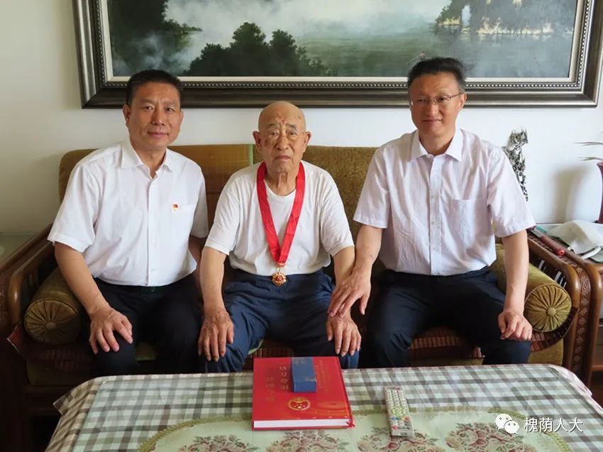 孟宪伟走访慰问获得“光荣在党50年”纪念章的老党员