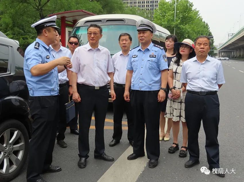 区人大常委会主任会议察看全区道路交通安全事故预防工作 