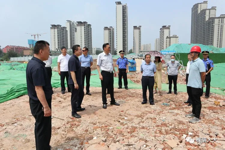区人大常委会主任会议采取“四不两直”方式督导检查大气污染防治工作