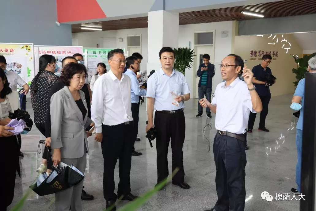 区人大常委会组织省、市、区人大代表视察全区教育工作