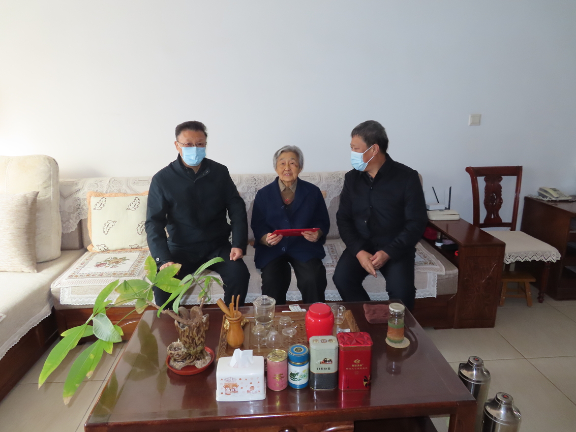 区人大常委会主任孟宪伟走访慰问老干部