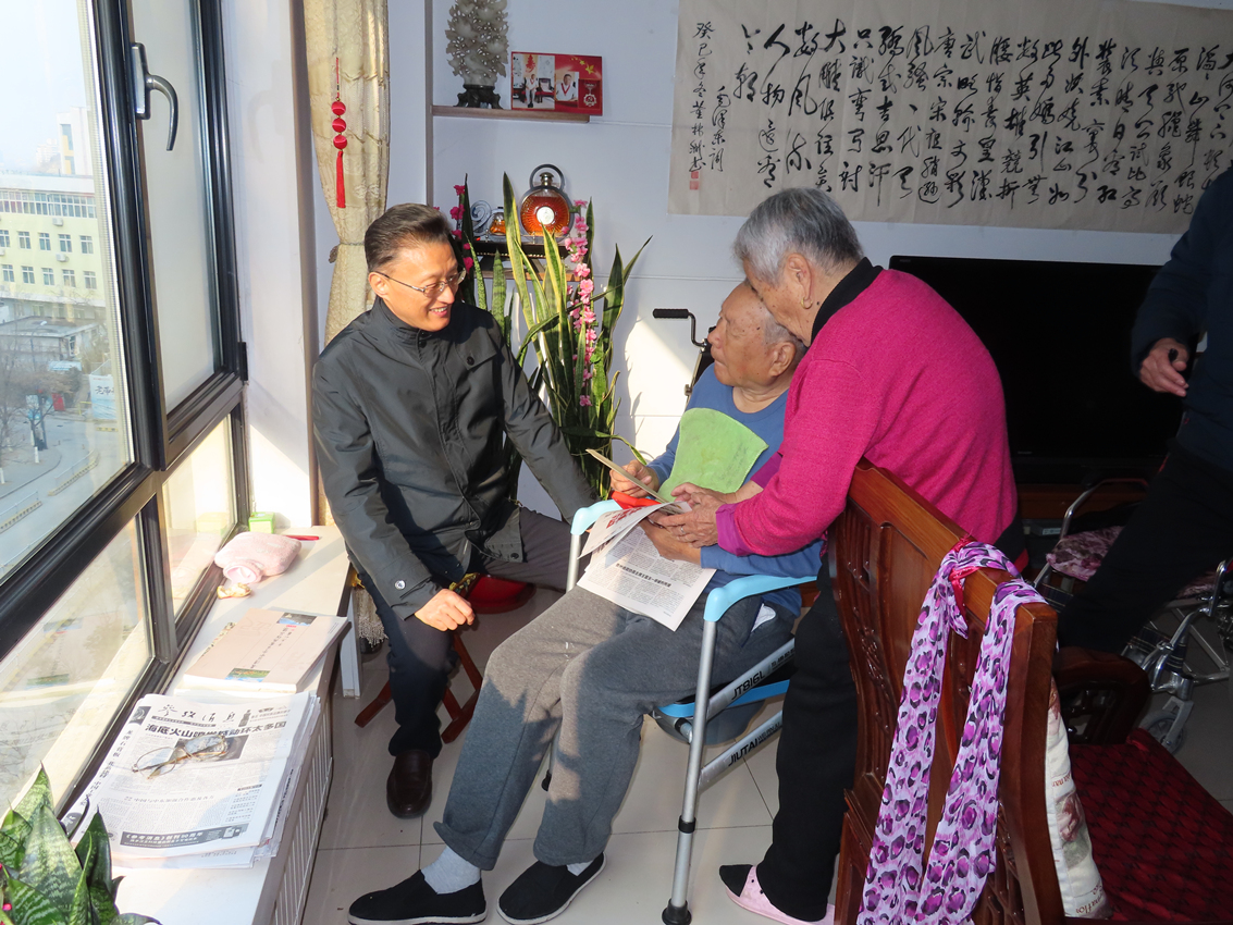 区人大常委会主任孟宪伟走访慰问老干部