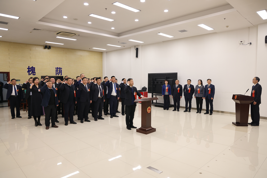 新当选的槐荫区第十九届人大常委会组成人员和专门委员会组成人员进行宪法宣誓