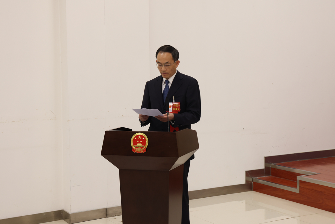 新当选的槐荫区第十九届人大常委会组成人员和专门委员会组成人员进行宪法宣誓