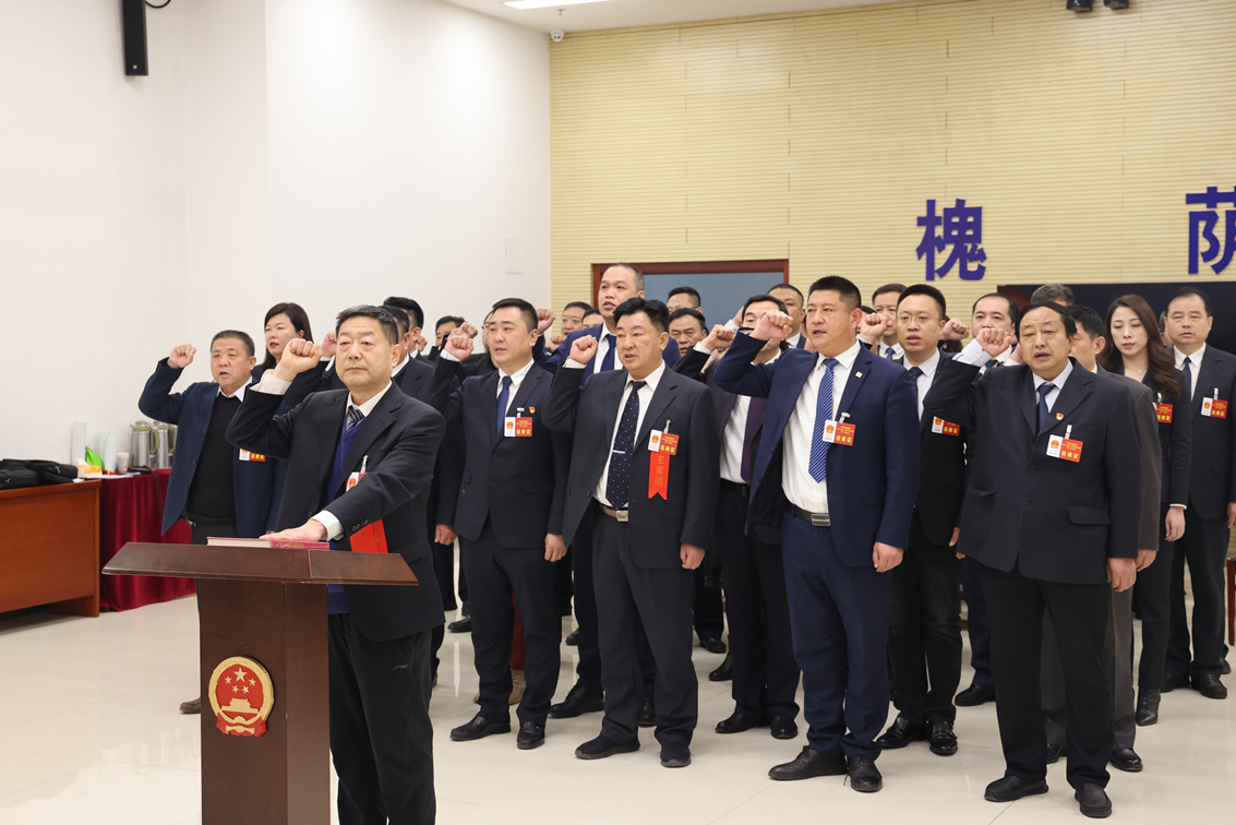 新当选的槐荫区第十九届人大常委会组成人员和专门委员会组成人员进行宪法宣誓