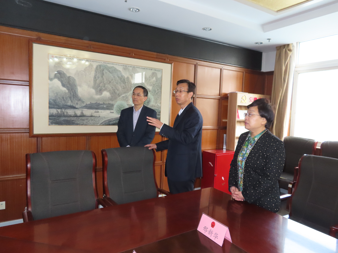 区委书记孙常建看望区人大常委会领导班子和机关干部