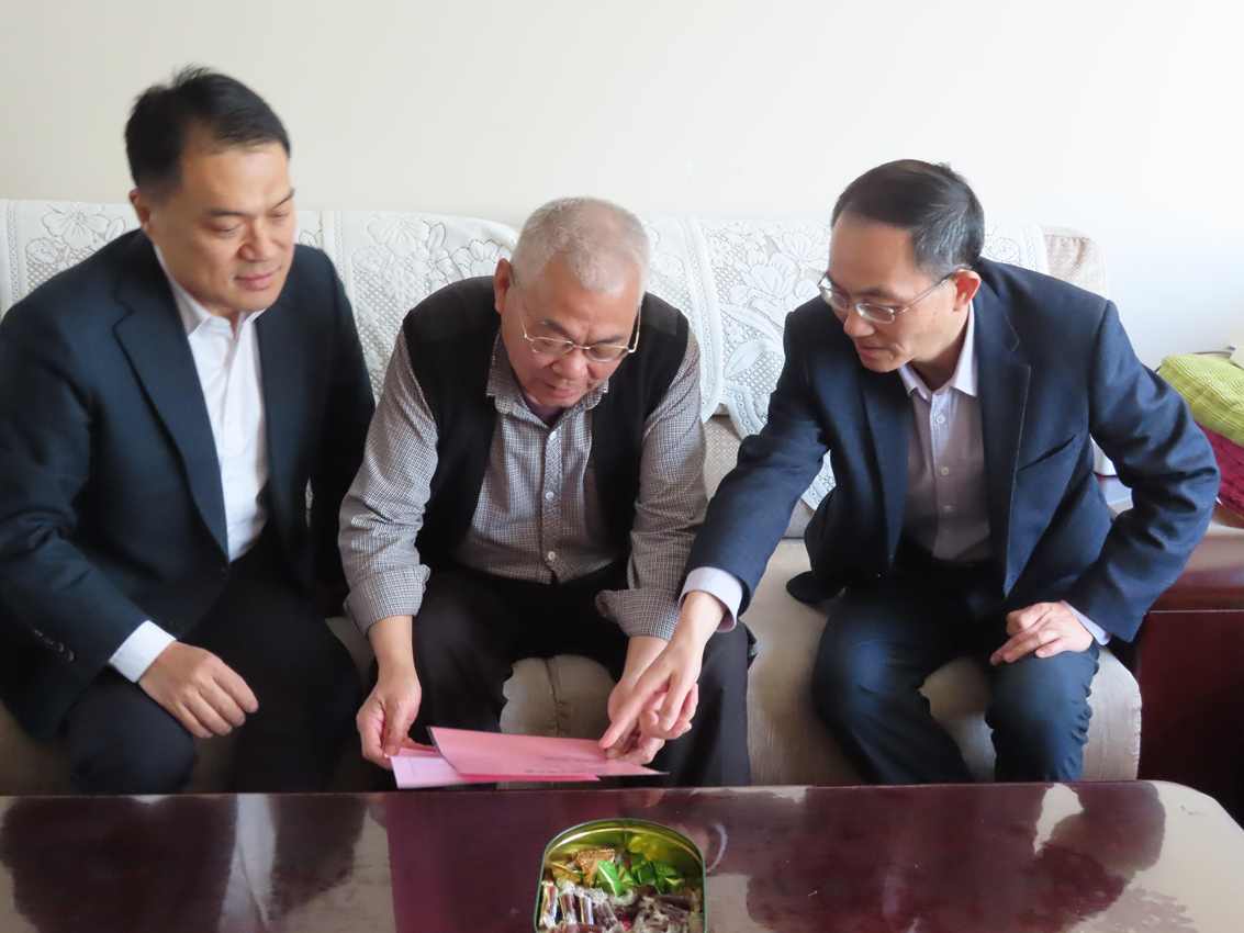 区人大常委会主任熊高翔走访慰问离退休老干部