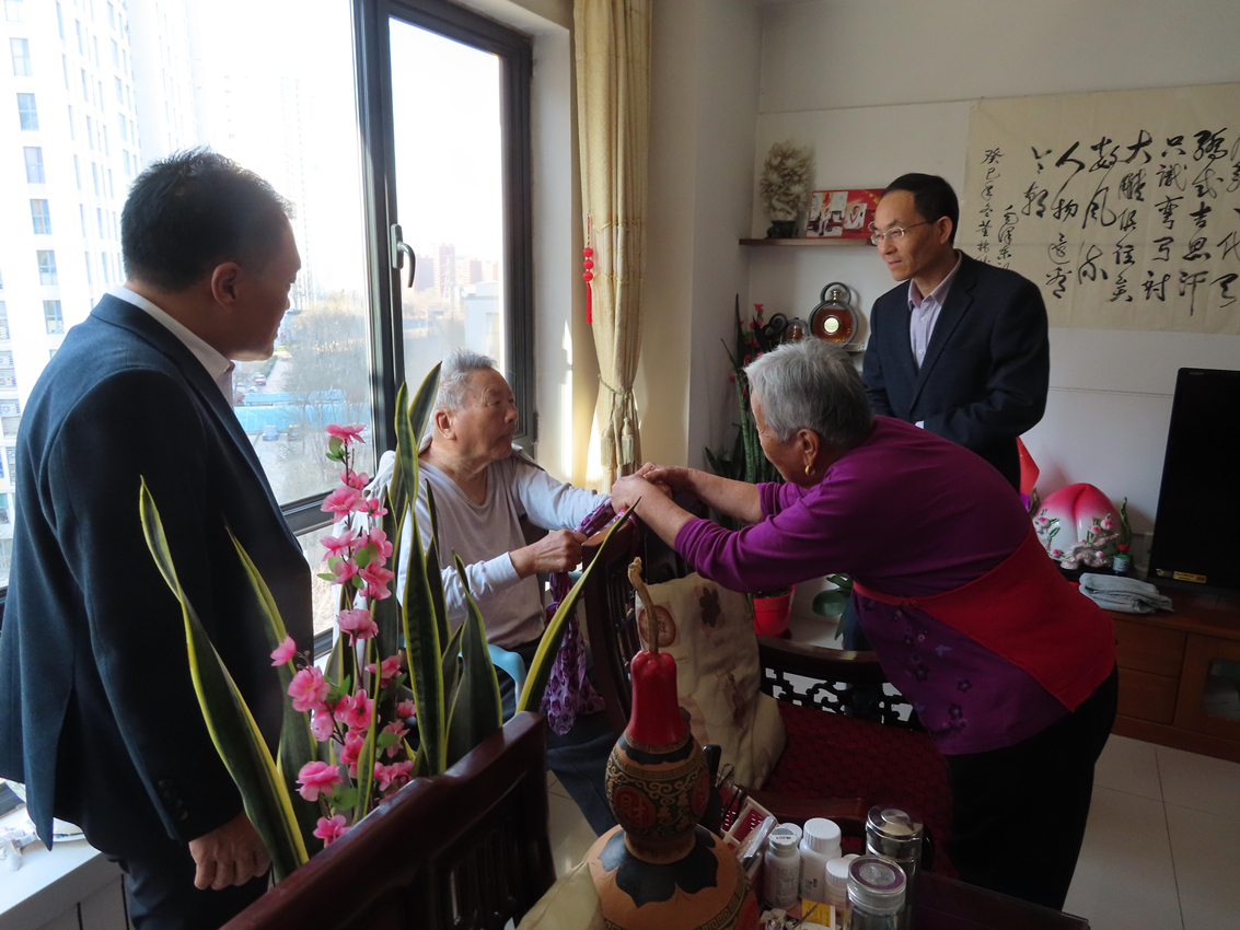 区人大常委会主任熊高翔走访慰问离退休老干部