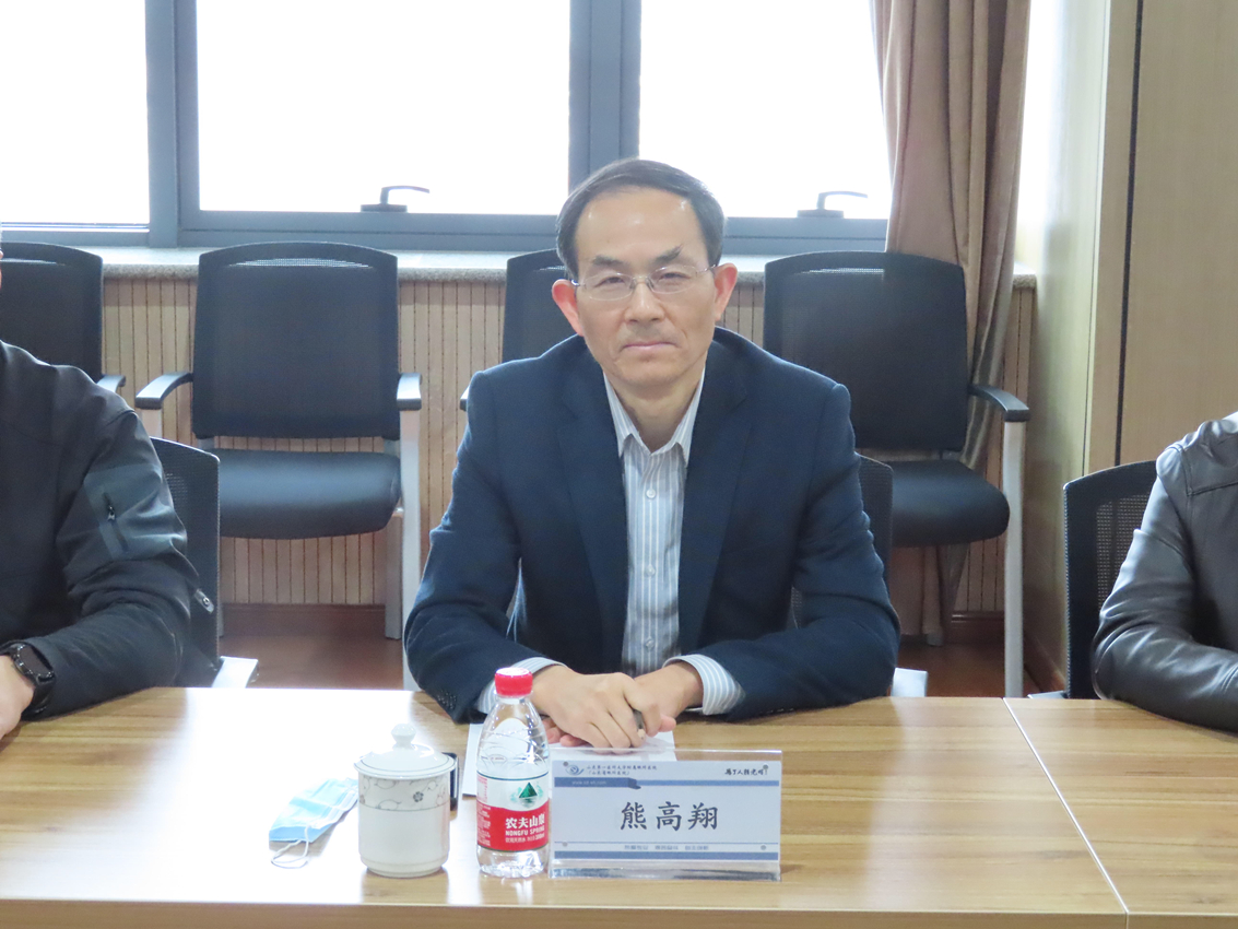 区人大常委会主任熊高翔走访看望部分驻区全国人大代表