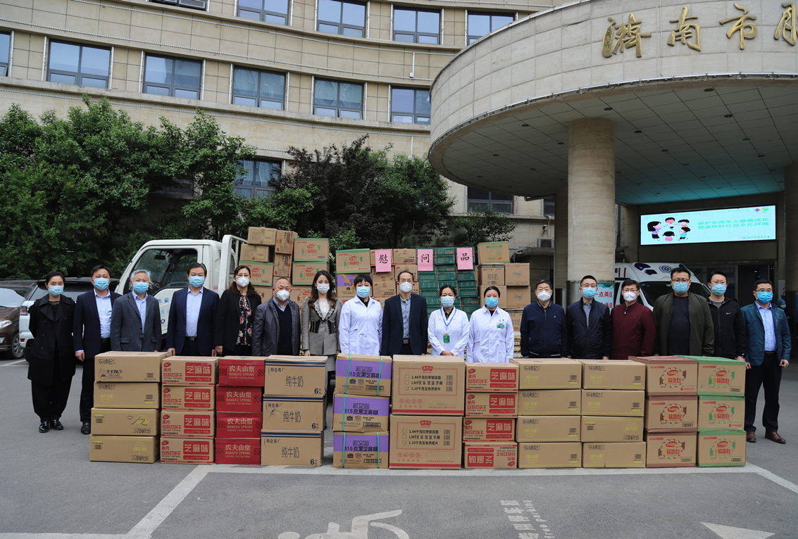 【民呼我应，代表有约】区人大常委会主任熊高翔带队走访慰问槐荫人民医院一线防疫医护人员