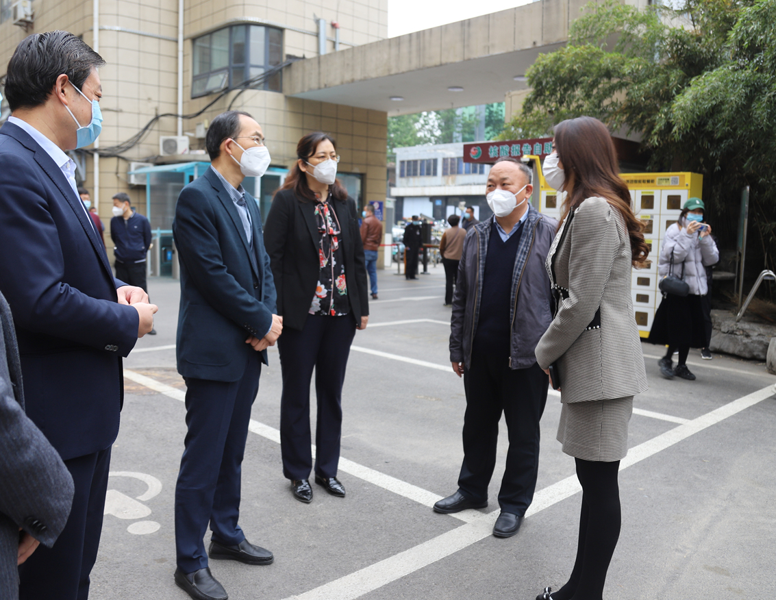 【民呼我应，代表有约】区人大常委会主任熊高翔带队走访慰问槐荫人民医院一线防疫医护人员