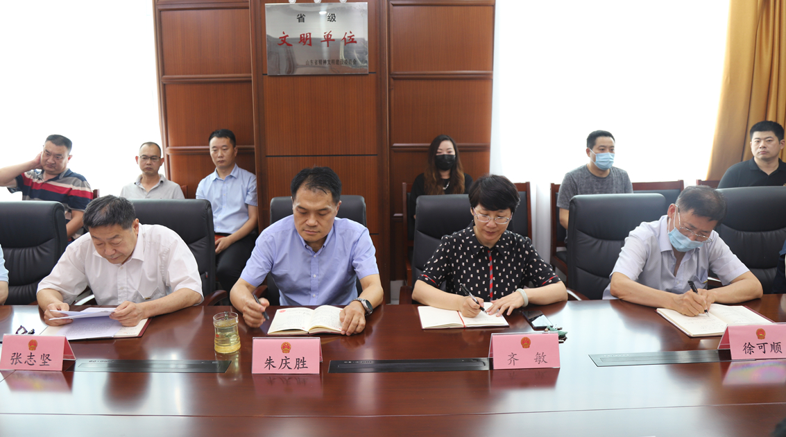 区人大常委会机关召开理论学习会议并举行庆“七一”专题党课活动
