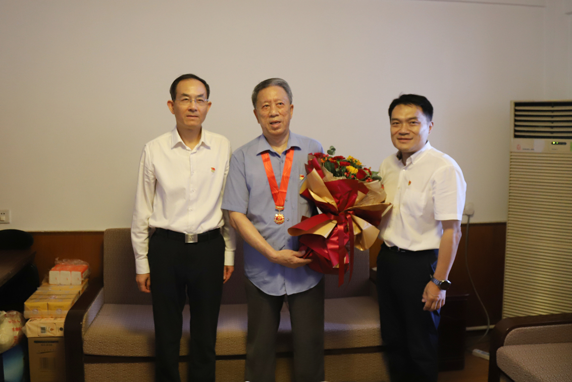 区人大常委会主任熊高翔向退休老党员颁发“光荣在党50年”纪念章