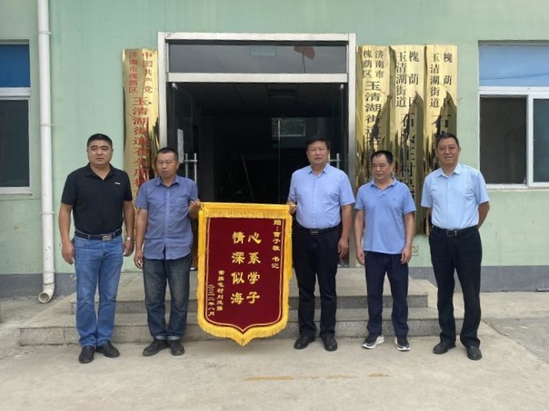 【民呼我应,代表有约】助学扶贫暖人心,感恩帮扶送锦旗