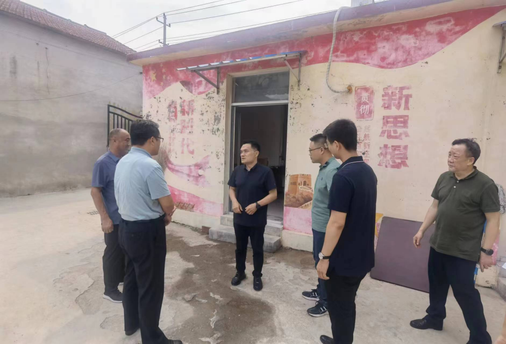 区人大常委会党组副书记、副主任朱庆胜,副主任张怡一行看望慰问区人大机关选派第一书记