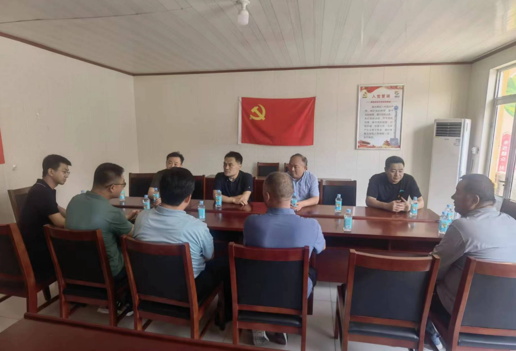 区人大常委会党组副书记、副主任朱庆胜,副主任张怡一行看望慰问区人大机关选派第一书记