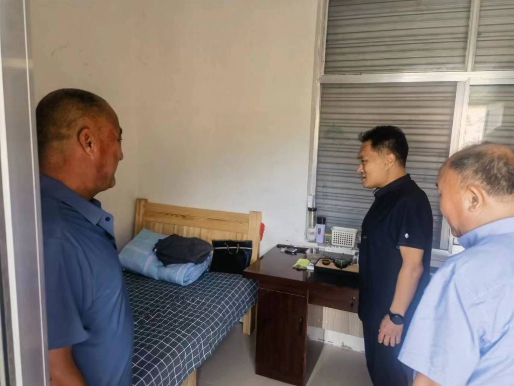 区人大常委会党组副书记、副主任朱庆胜,副主任张怡一行看望慰问区人大机关选派第一书记