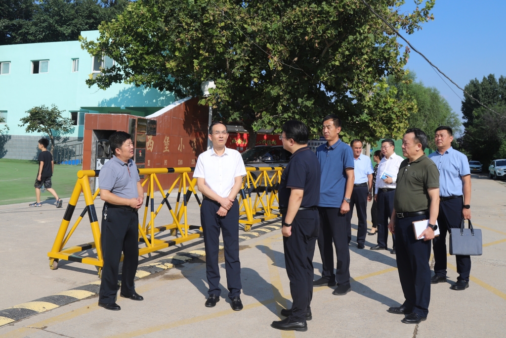 区人大常委会党组书记、主任熊高翔到吴家堡街道参加“双联系”活动