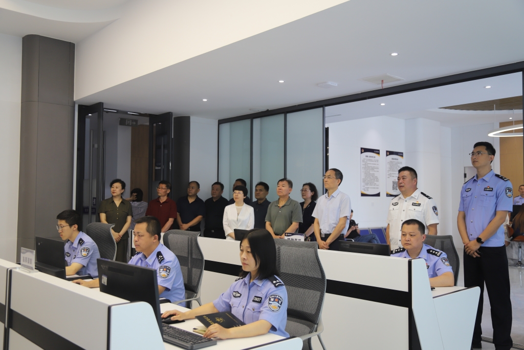 区人大常委会视察全区城市更新和基层警务工作