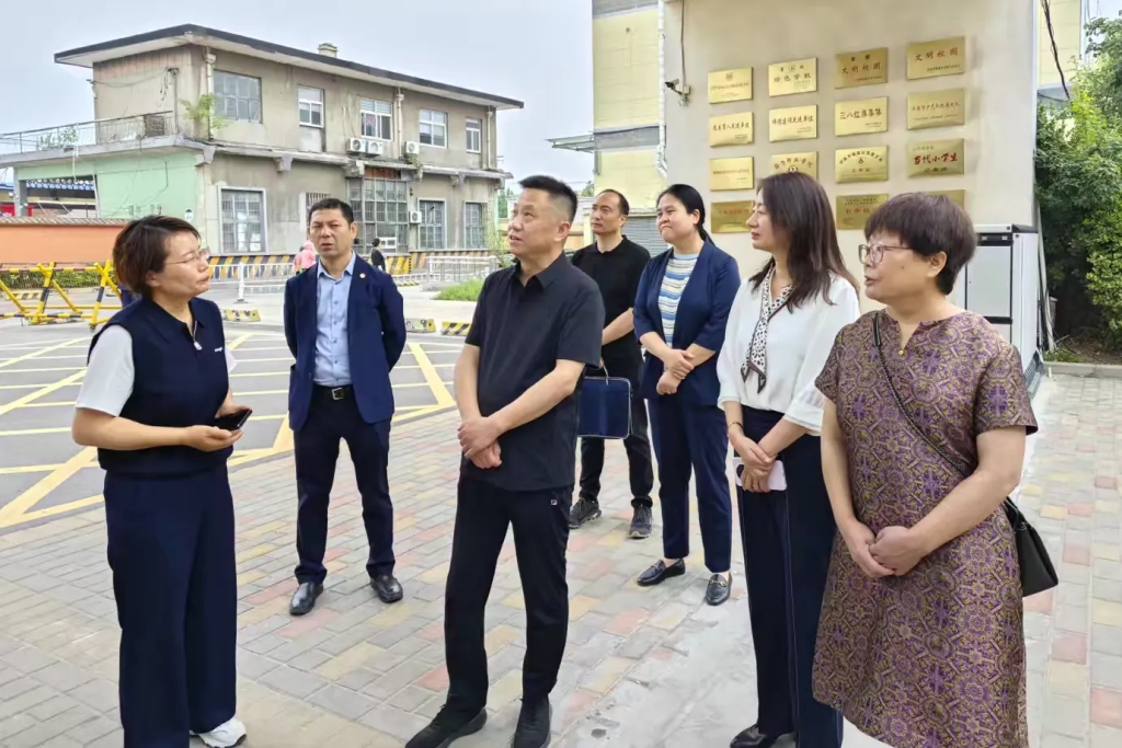 区人大常委会二级巡视员陈锐参加张庄路街道民生实事重点项目监督活动